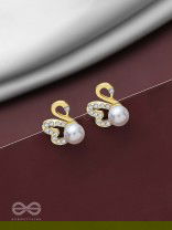 CHARMING SWANS - SPARKLING PEARL STUDS