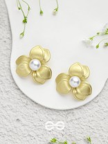 Floral Majesty - Golden Pearl Stud Earrings