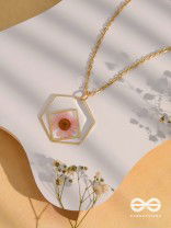 The Shy Daisy - Pressed Flower Resin Pendant With Ant-Tarnish Coating