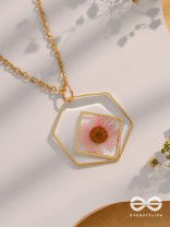 The Shy Daisy - Pressed Flower Resin Pendant With Ant-Tarnish Coating