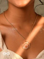 The Shy Daisy - Pressed Flower Resin Pendant With Ant-Tarnish Coating