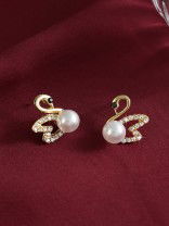 Charming Swans - Sparkling Pearl Studs