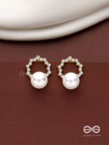 Aura Glow- Elegant Pearl Earrings