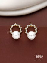 Aura Glow- Elegant Pearl Earrings