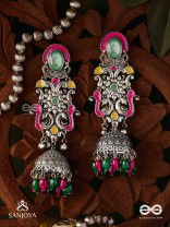 NAVA-SARASA-NEW ESSENCE- OXIDIZED EARRINGS FEATURING PASTEL-COLOURED METALWORK, ADORNED WITH VIBRANT GREEN AND RED BEADS