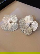 Meshy fantasy- Silver Flower studs 