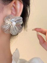Meshy fantasy- Silver Flower studs 