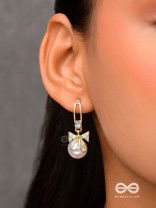 Royal chic-  Golden dangling earrings with crystal and pearl 