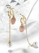 Soft resilience - Golden dangling earrings with pink rosé  