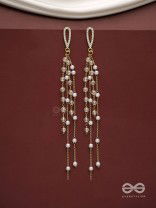 Glass sprinklings - Dangling golden bead earrings 