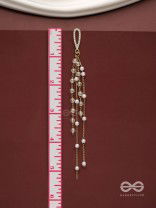 Glass sprinklings - Dangling golden bead earrings 