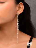 Glass sprinklings - Dangling golden bead earrings 