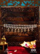 HIRANYA - GOLDEN GRACE - CLASSIC PEARL CHOKER WITH DELICATE GOLD ACCENTS