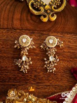 HIRANYA - GOLDEN GRACE - CLASSIC PEARLEARRINGS WITH DELICATE GOLD ACCENTS