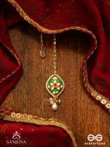 HARINAKSHI - DOE-EYED BEAUTY - GRACEFUL HANDCRAFTED KUNDAN MAANGTIKA WITH POLKI ACCENTS AND PEARL DETAILS