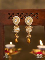 KANAKLEKHA - GOLDEN GLEAM- ROUND POLKI ACCENTED EARRINGS WITH DEWY WHITE PEARLS AND WARM EARTHY TONE BEADS