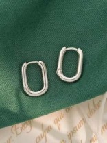 ZEENAT – OVAL DARK PINK VELVET CLUTCH WITH DETAILED EMBELLISHMENT AND GOLDEN METAL FRAME