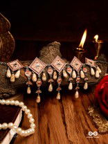 MISTI REET - STATEMENT SHELLS CHOKER 