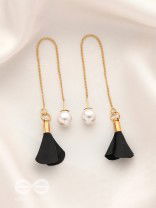 Hanging in balance Pearl and Flowers Needle Earrings- Black