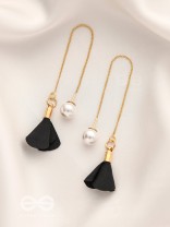 Hanging in balance Pearl and Flowers Needle Earrings- Black