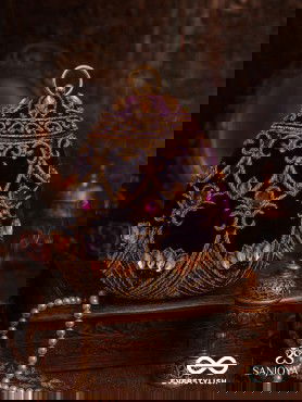 ZEENAT – OVAL DARK PINK VELVET CLUTCH WITH DETAILED EMBELLISHMENT AND GOLDEN METAL FRAME