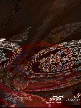 ZEVARIYA – HEIRLOOM-STYLE OVAL CLUTCH WITH INTRICATE ZARI DETAILING AND GOLDEN METAL FRAME