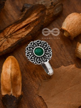 The Embellished Whirlwind - Oxidised Non-pierced Nosering (emerald green)