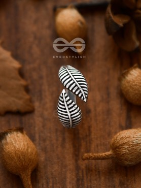 The Chic Leaflet Toe Ring - Tiny Trinket Collection