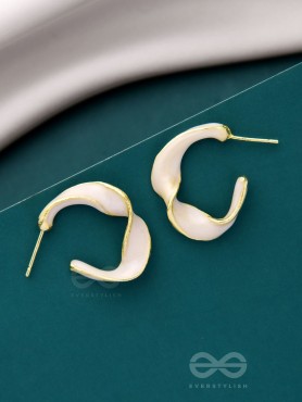 EBB AND FLOW - ENAMELLED TWISTED STUDS (WHITE)