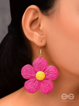 THE FLOWER POWER - STATEMENT WOVEN EARRINGS (MAGENTA)