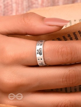 BUTTERFLY FLINGS - SILVER RING (ADJUSTABLE)