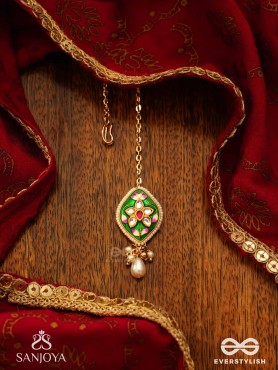 HARINAKSHI - DOE-EYED BEAUTY - GRACEFUL HANDCRAFTED KUNDAN MAANGTIKA WITH POLKI ACCENTS AND PEARL DETAILS