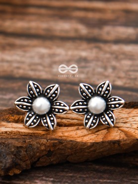 The Little Pearly Flowers - Tiny Trinket Earrings