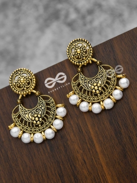 The damsel with power pretty pearl Golden earrings.