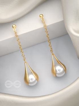 The Hanging Moon- Golden Pearl Earrings