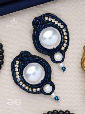 MANIPRAKASA - THE PEARL ILLUMINATION - BEADS AND PEARLS EMBROIDERED STUD EARRINGS