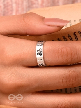 BUTTERFLY FLINGS - SILVER RING (ADJUSTABLE)