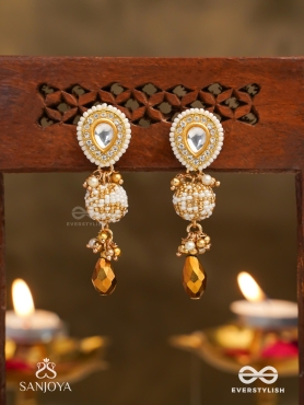 KANAKLEKHA - GOLDEN GLEAM- ROUND POLKI ACCENTED EARRINGS WITH DEWY WHITE PEARLS AND WARM EARTHY TONE BEADS