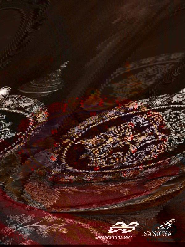 ZEVARIYA – HEIRLOOM-STYLE OVAL CLUTCH WITH INTRICATE ZARI DETAILING AND GOLDEN METAL FRAME