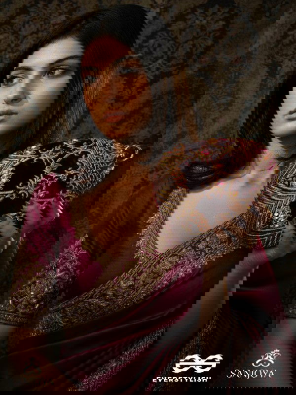 ZEENAT – OVAL DARK PINK VELVET CLUTCH WITH DETAILED EMBELLISHMENT AND GOLDEN METAL FRAME