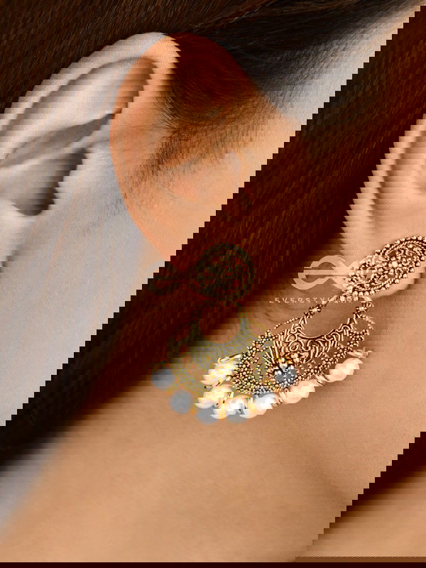 The damsel with power pretty pearl Golden earrings.