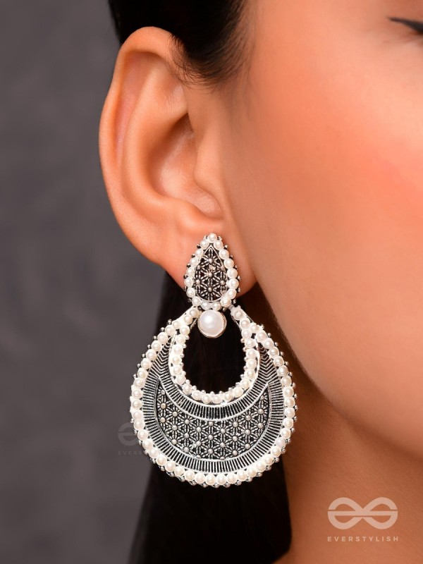 An Elegant Pearl Mesh (Silver) - Embellished Oxidised Collection