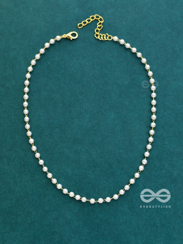 The Pearls of Elegance - Golden Statement Neckpiece