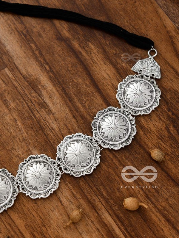 The Emblem of Elegance - Set of Choker and studs