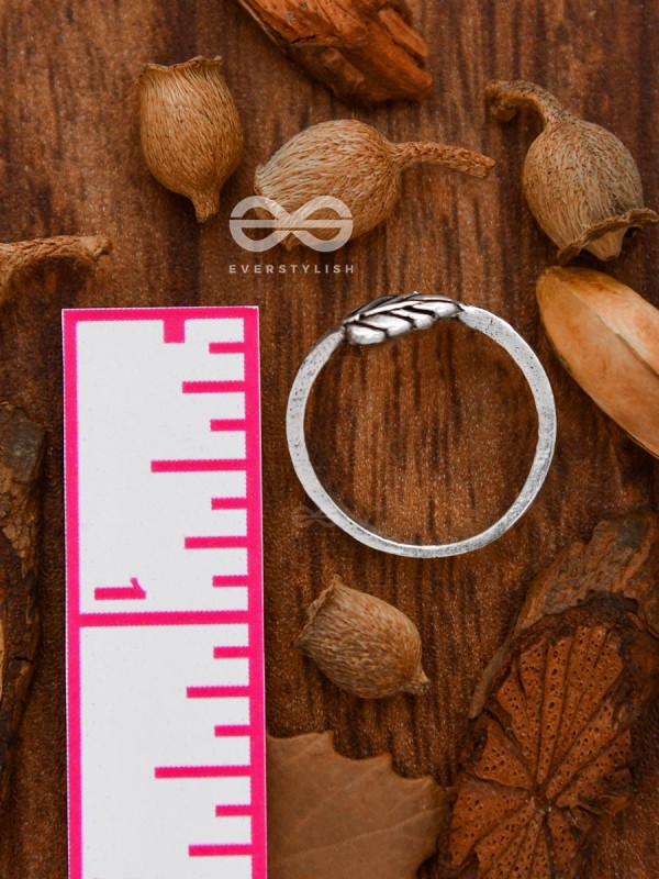 The Intricate Leaflets Toe Ring - Tiny Trinket Collection