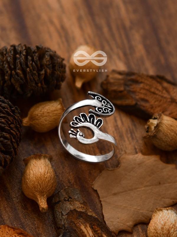 The Intricate Peacock Toe Ring - Tiny Trinket Collection