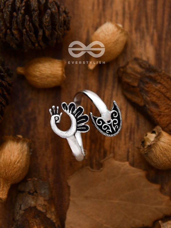 The Intricate Peacock Toe Ring - Tiny Trinket Collection