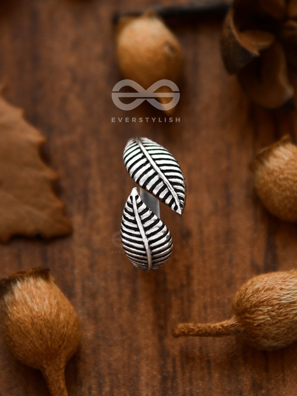 The Chic Leaflet Toe Ring - Tiny Trinket Collection