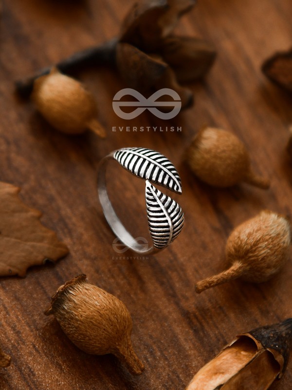 The Chic Leaflet Toe Ring - Tiny Trinket Collection