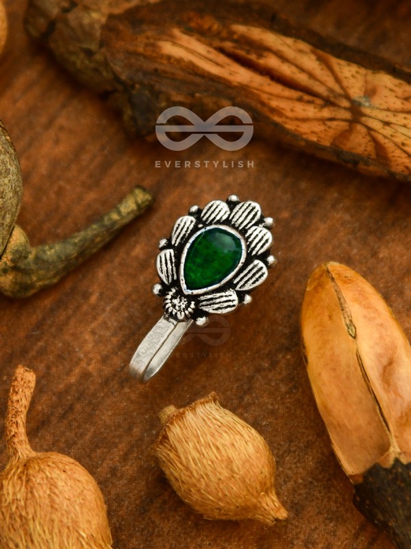 The Aztec Autumn Leaf - Oxidised Boho Nosepin (Green)
